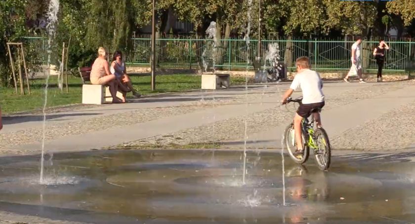 Tropikalne upały w Polsce. Jak sobie z nimi radzić? Radni proponują kurtyny wodne w mieście