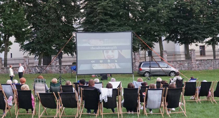 Kolejny seans filmowy na świeżym powietrzu przy zambrowskiej 