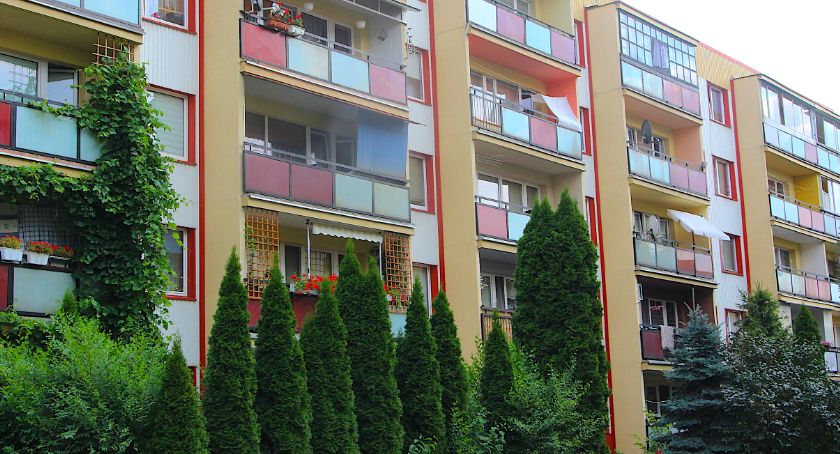 4-letnie dziecko wypadło z balkonu na IV piętrze 