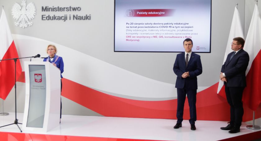 MEiN: Przygotowujemy się do stacjonarnej pracy szkół od 1 września