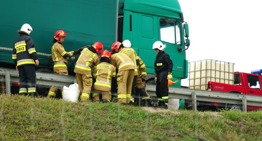 Ciężarówka zaczepiła o barierki na S8 [FOTO]
