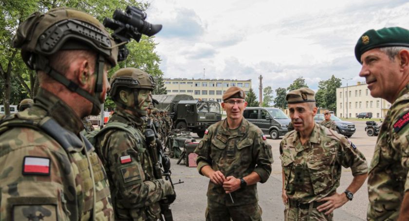 Brytyjski generał oraz Attaché Obrony z wizytą u podlaskich terytorialsów