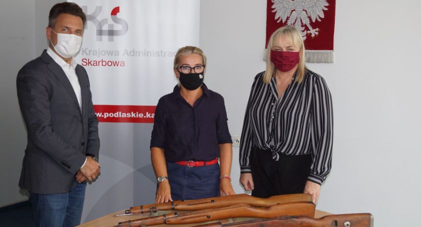 Podlaska KAS przekazała do Muzeum Wojska trzy łoża karabinowe