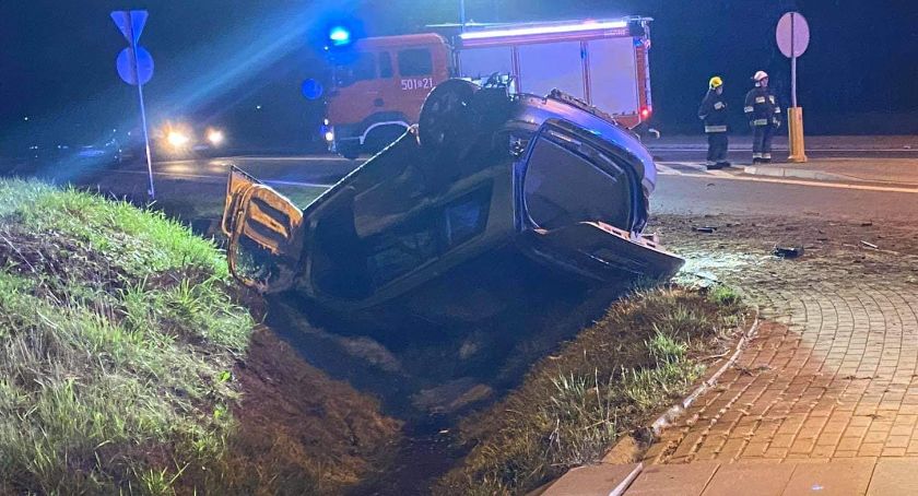 Ściął latarnię i dachował po drugiej stronie ronda [FOTO]