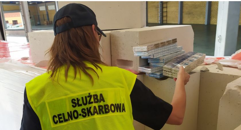 Nielegalny towar ukryty w transporcie bloczków betonowych