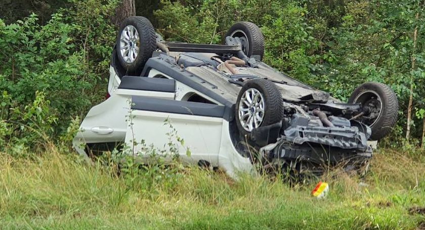 Wypadek w gminie Zambrów. 3 osoby trafiły do szpitala [FOTO]