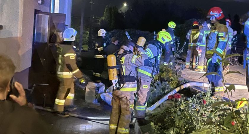 Pożar w piwnicy jednego z bloków mieszkalnych w Zambrowie [FOTO]