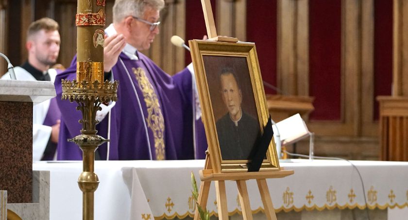 Setki parafian pożegnało ks. prał. Jerzego Samsela [FOTO]