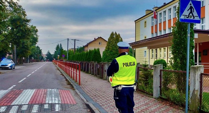 Policjanci sprawdzają oznakowania przy szkołach