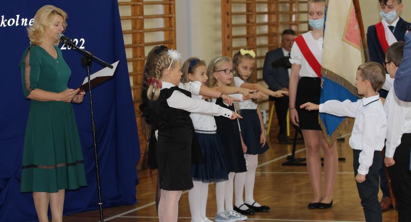 Rozpoczęcie roku szkolnego w zambrowskich szkołach podstawowych - SP3, SP4, SP5 [FOTO]