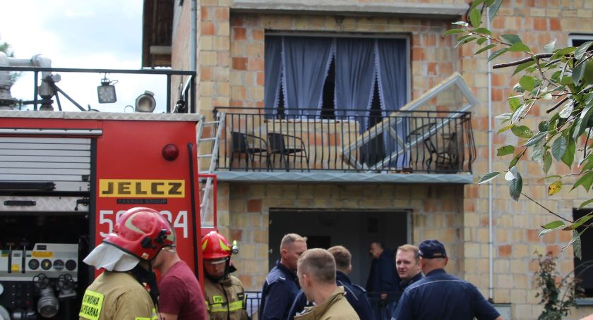 Wybuch gazu w jednym z domów w Rutkach-Kossakach. Jedna osoba przewieziona do szpitala [FOTO+VIDEO]