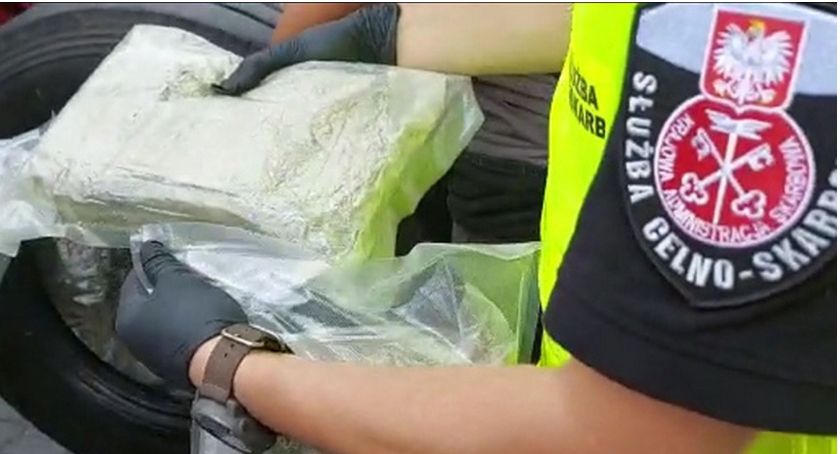 9 kilogramów marihuany w kole zapasowym tira [FOTO+VIDEO]