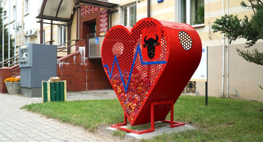 Czerwone serca do zbiórki nakrętek pojawiły się w Zambrowie [FOTO]