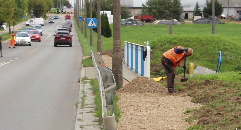 Rozpoczęła się budowa kładki pieszo-rowerowej nad rzeką Jabłonką. Mogą być małe utrudnienia w ruchu [FOTO]