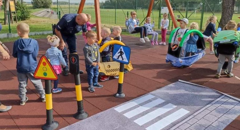 Przedszkolaki z Gminnego Przedszkola w Szumowie spotkały się z policjantami [FOTO]