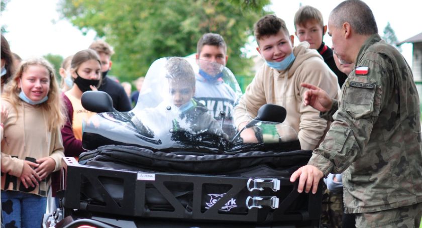 Żołnierze WOT odwiedzili uczniów Szkoły Podstawowej w Osowcu [FOTO]