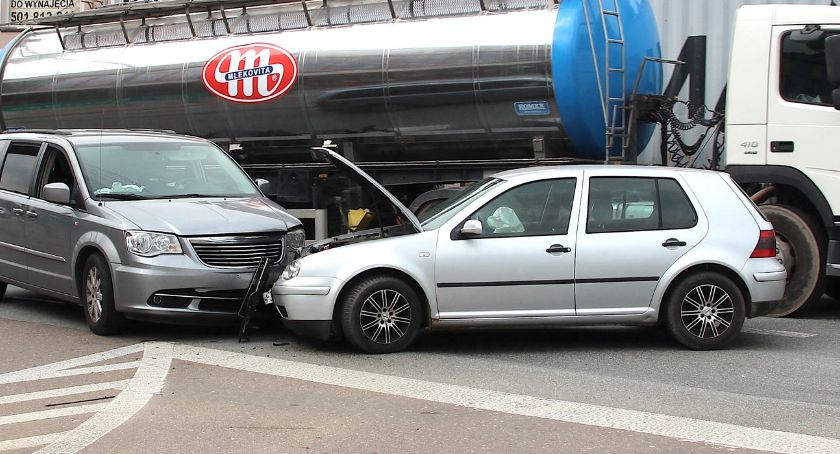 Zderzenie osobówek na placu Sikorskiego [FOTO]