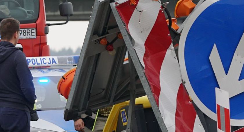 Ciężarówka wjechała w przyczepę sygnalizacyjną na S8. Jeden pas ruchu zablokowany [FOTO]