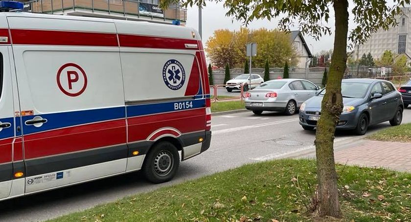 Przejeżdżał rowerem przez przejście dla pieszych i uderzył w samochód. Mężczyzna trafił do szpitala [FOTO]