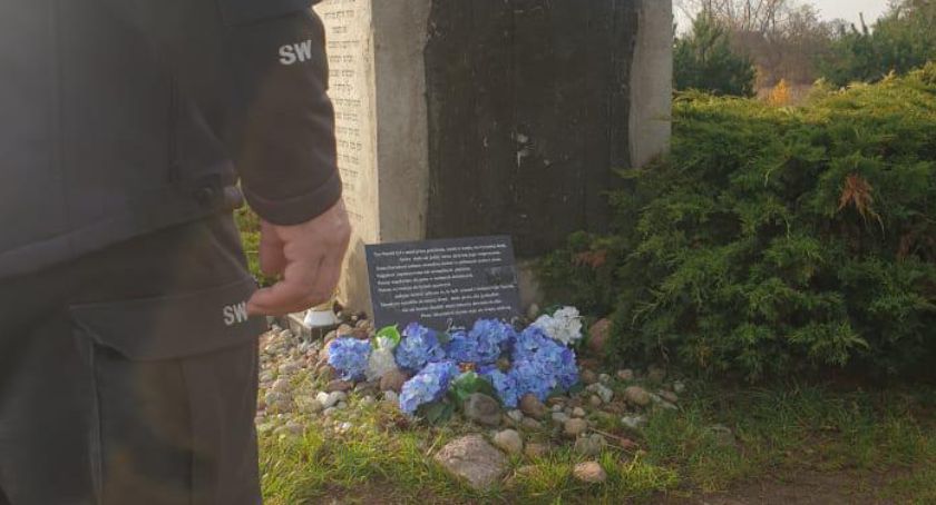 Porządkowali miejsce pamięci ofiar mordu na ludności żydowskiej [FOTO]