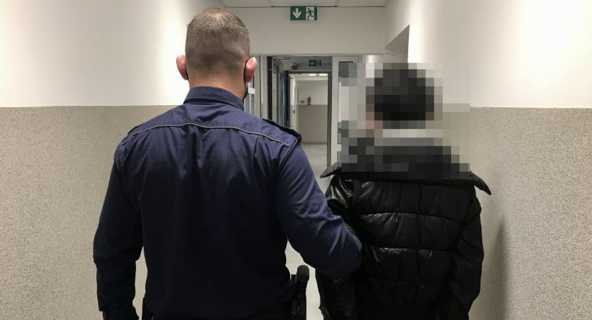 Jadąc na służbę zatrzymał poszukiwaną