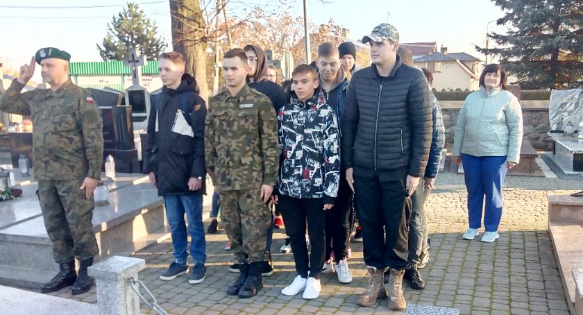 Uczniowie ZSA odwiedzili groby żołnierzy i Sybiraków