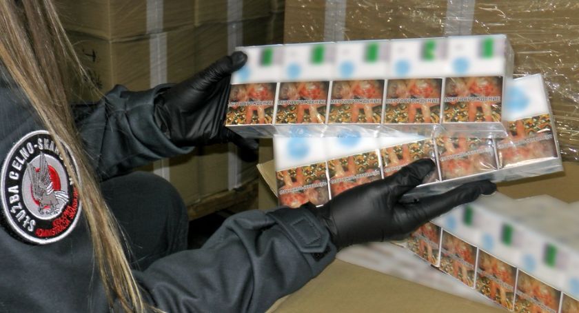Zamiast szklanych butelek - 250 tys. paczek białoruskich papierosów [FOTO+VIDEO]