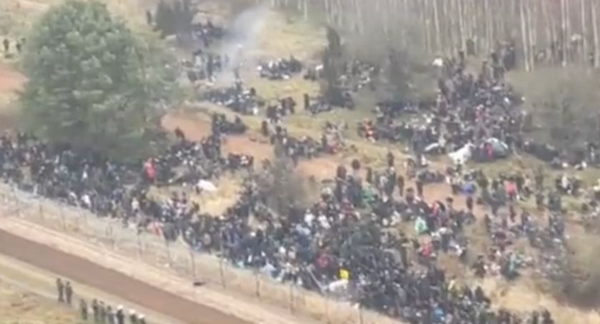 Tłum migrantów przy przejściu granicznym z Białorusią [FOTO+VIDEO]