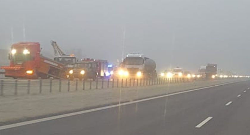 Ciężarówka uderzyła w tył piaskarki na S8. Jeden pas ruchu zablokowany