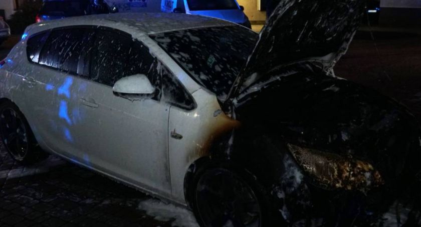 Samochód zapalił się na parkingu [VIDEO+FOTO]