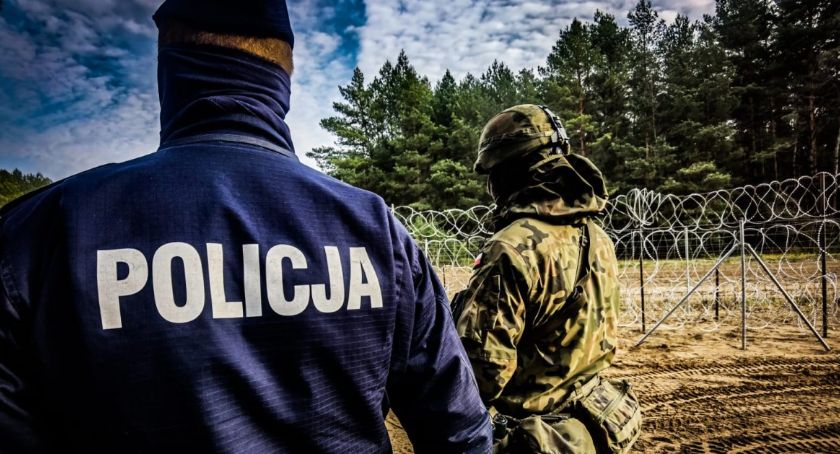 MON: „Migranci przekroczyli przejście graniczne w Kuźnicy po stronie Białorusi” [FOTO]