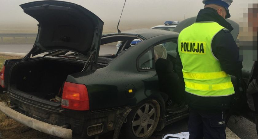 VW przeleciał nad rondem. Kierował nim nietrzeźwy 18-latek [FOTO]