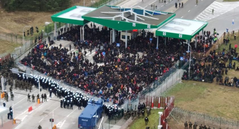 Migranci gromadzą się przy przejściu granicznym w Kuźnicy [VIDEO+FOTO]
