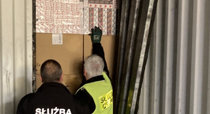 Papierosy ukryte w kontenerze z ładunkiem drewna [VIDEO+FOTO]