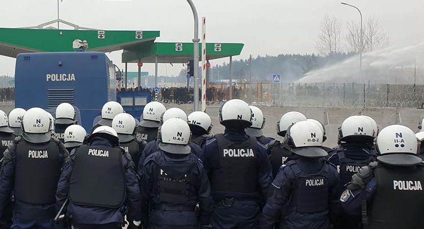 Niespokojnie na granicy z Białorusią. W stronę naszych służb poleciały kamienie, granaty hukowe i z gazem [VIDEO+FOTO]