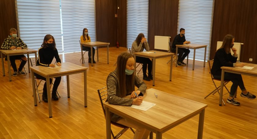 Uczniowie szkół ponadpodstawowych rywalizowali o tytuł Mistrza Ortografii [FOTO]