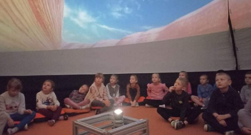 Mobilne Planetarium w Gminnym Przedszkolu w Szumowie [FOTO]