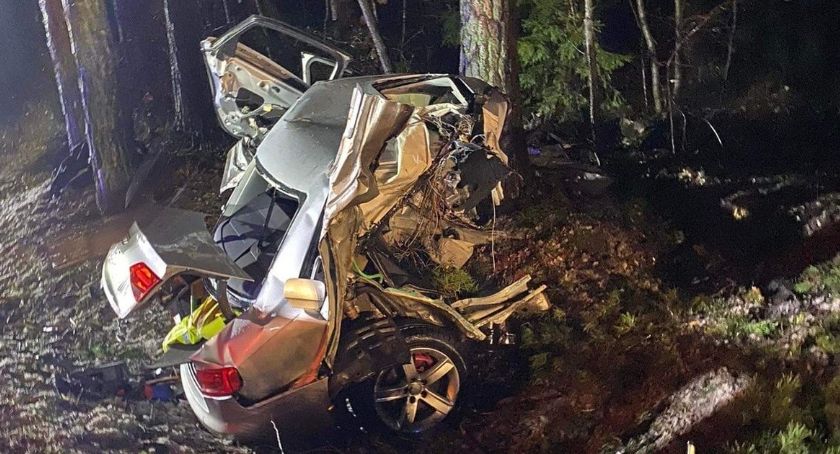 Tragiczny wypadek na DK63. Kierowca uderzył w drzewo [FOTO]