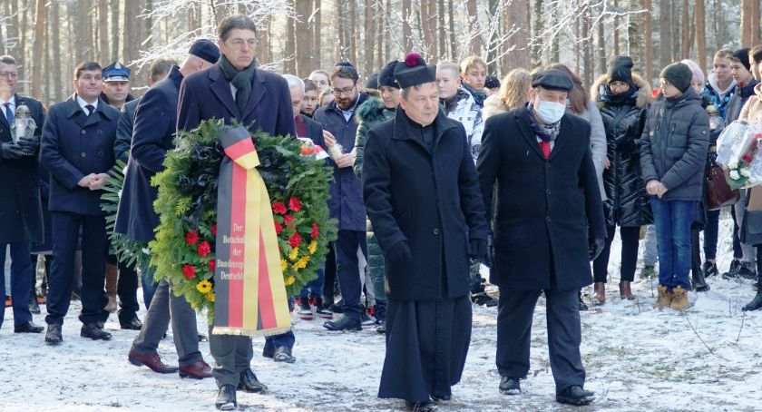 W lesie niedaleko Szumowa upamiętniono żydowskie ofiary zagłady [VIDEO+FOTO]