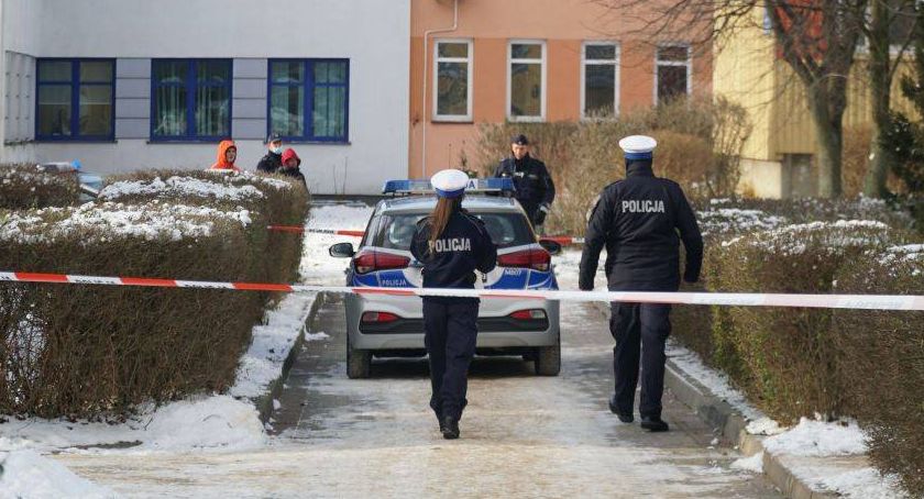 Niewybuch w jednym z bloków w Zambrowie. Mieszkańcy ewakuowani. AKTUALIZACJA [FOTO]