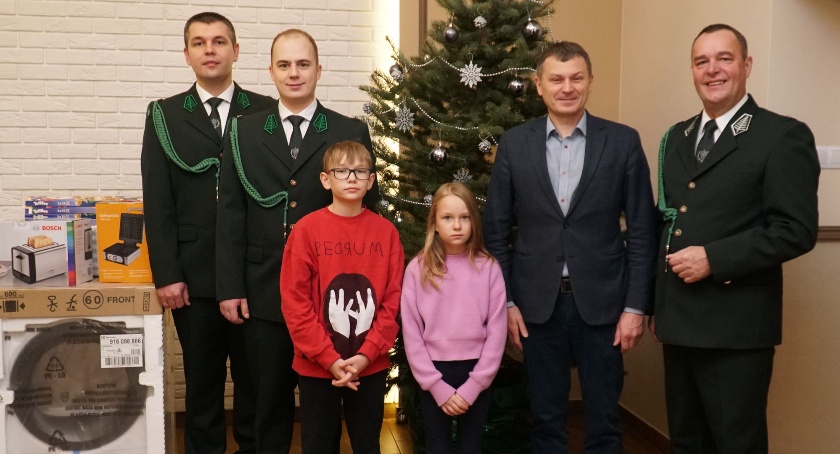 Świąteczne prezenty od Koła Łowieckiego „Łoś” trafiły do podopiecznych zambrowskiego domu dziecka [FOTO]