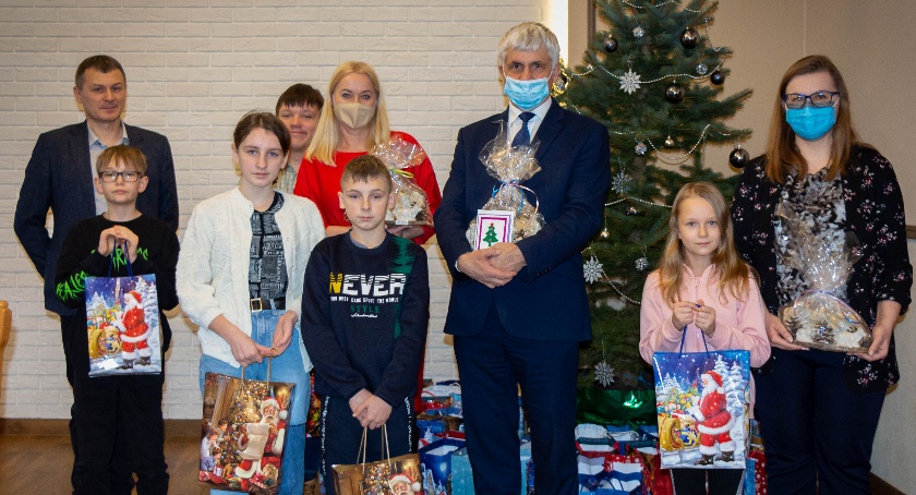 Wojewoda przekazał upominki dla podopiecznych Centrum Obsługi Placówek Opiekuńczo-Wychowawczych w Zambrowie [FOTO]