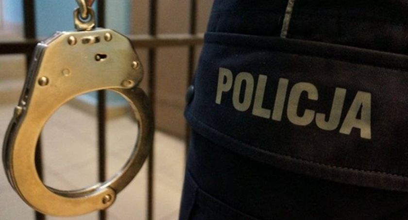 Na widok policjantów schował się w stojące przed sklepem wózki