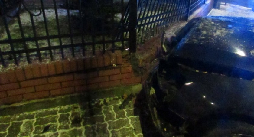 Pijany 37-latek wpadł w poślizg i uderzył w płot