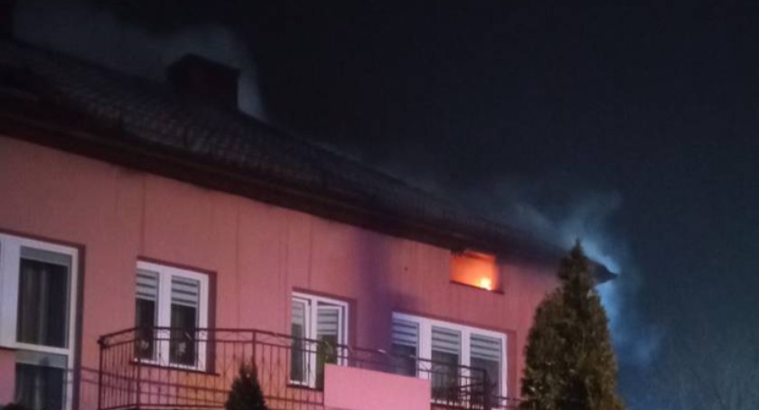 Pożar poddasza w jednym z domów w Szumowie [FOTO]