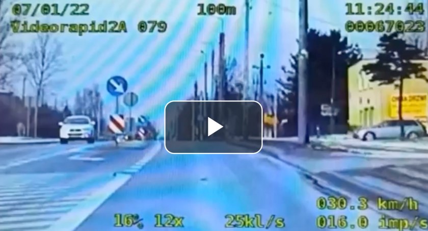 Niebezpieczny manewr kierowcy audi. Wszystko nagrała policyjna kamera [VIDEO]