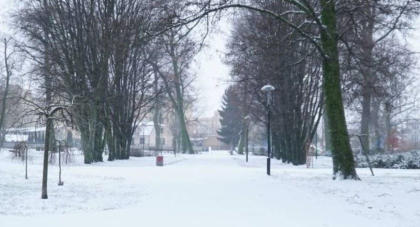 IMGW ostrzega przed marznącymi opadami i silnym wiatrem
