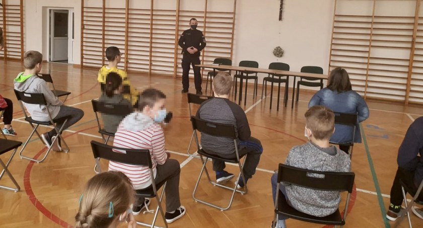 Policjant odwiedził uczniów w Długoborzu