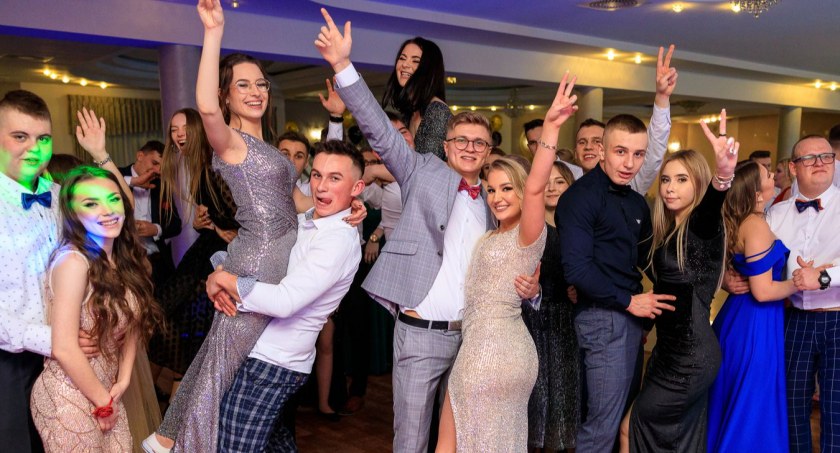 Studniówka ZSA 2022 - zdjęcia grupowe
