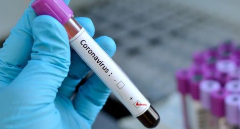 Skrócona kwarantanna, wizyty lekarskie dla osób 60+, testy na Covid-19 w aptekach - nowe działania rządu w odpowiedzi na V falę pandemii